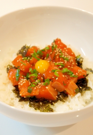 ごま油の風味が美味しい 簡単 サーモンユッケ丼 レシピ 作り方 By すたーびんぐ 楽天レシピ