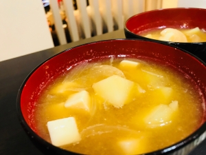ジャガイモと玉ねぎ 豆腐のみそ汁 レシピ 作り方 By まいを 楽天レシピ