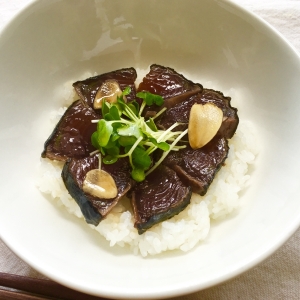 鰹のたたきにんにくチップれもん醤油だれ漬け丼 レシピ 作り方 By Kuuuma 楽天レシピ